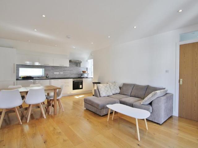 Curwen Road, Hammersmith, W12 2 bed duplex to rent £2,750 pcm £635 pw