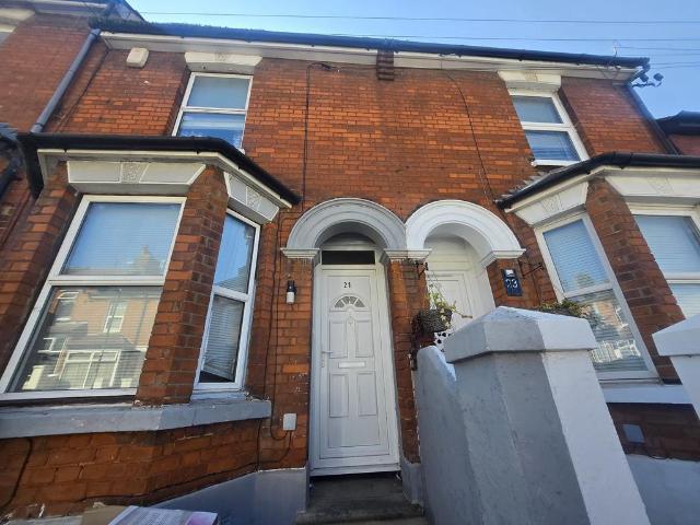 Curzon Road, Chatham ME4 2 bed terraced house to rent £1,300 pcm £300 pw