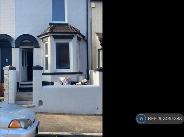 Curzon Road, Chatham, ME4 3 bed terraced house to rent £1,350 pcm £312 pw