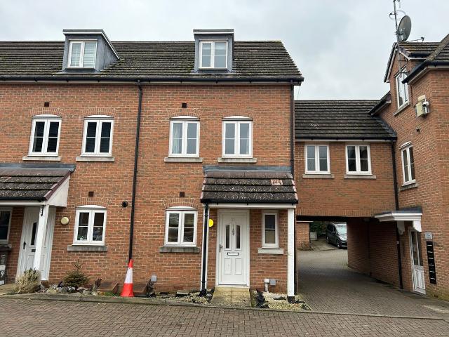 Curo Park, St. Albans AL2, 4 bed town house to rent, £2,500 pcm | PrimeLocation