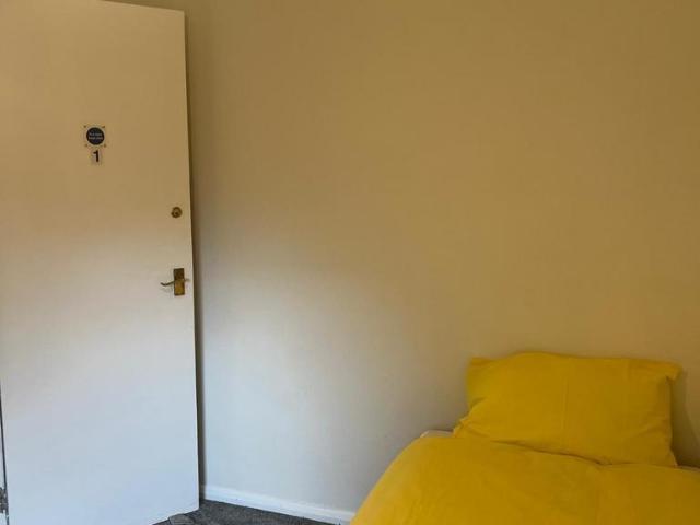 Curran Close, Uxbridge UB8 1 bed in a house share to rent £850 pcm £196 pw