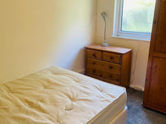 Curran Close, Uxbridge UB8 1 bed in a house share to rent £850 pcm £196 pw