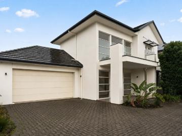 Custom Contemporary Living along the Coastline