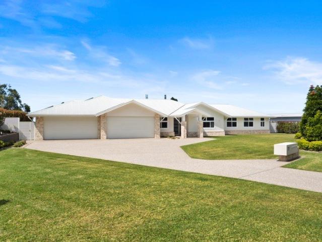 Custom Architectural Home with Hilltop Views on 2,487m²
