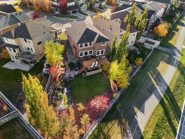 CUSTOM BUILT EXECUTIVE FAMILY HOME FULLY FURNISHED LANDSCAPED FENCED YARD — 6 Bedrooms House