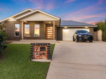 Custom Built Family Luxury with Resort Style Entertaining