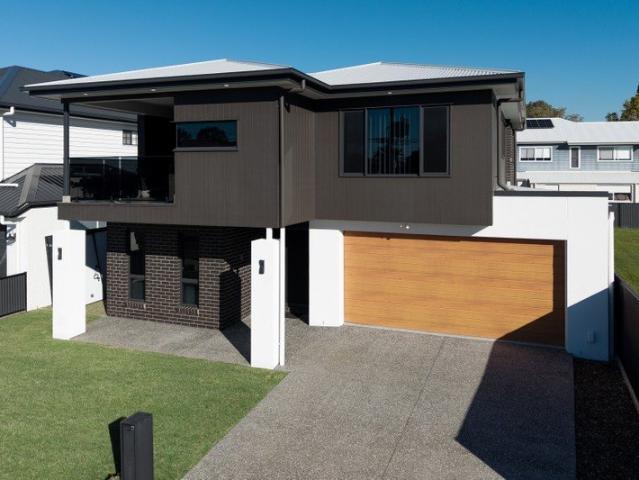 CUSTOM BUILT LUXURY, RESORT STYLE LIVING & BAYSIDE CONVENIENCE.