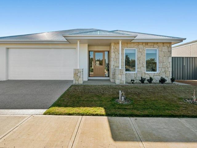 CUSTOM BUILT QUALITY MEETS CONTEMPORARY LIVING!