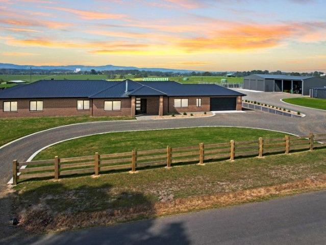 Custom built residence, shedding & views