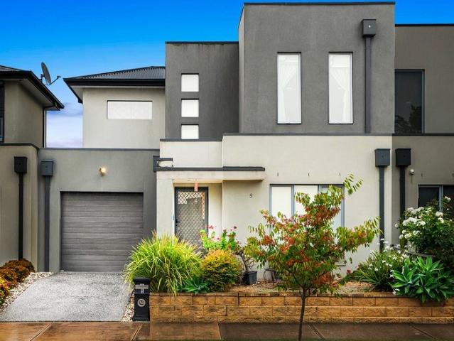 Custom Built Townhouse with Street Frontage & Three Living Zones