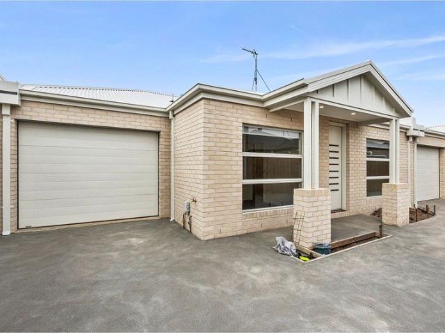 Custom Built, Two Bed Walk to Town