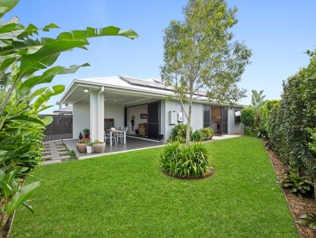 Custom Designed Elegant Stunner: Wide Street Frontage, Large Block & Veggie Garden