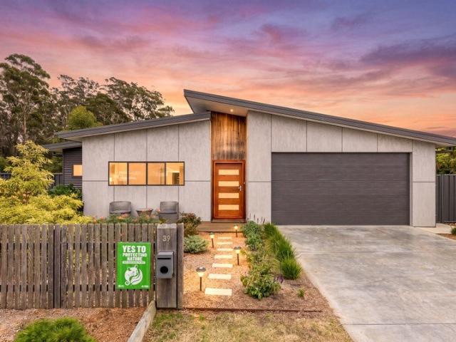 CUSTOM DESIGNED FAMILY HOME IN BROULEE