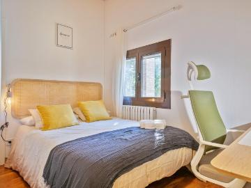 Cushy double bedroom in a coliving house with pool, in Bellaterra