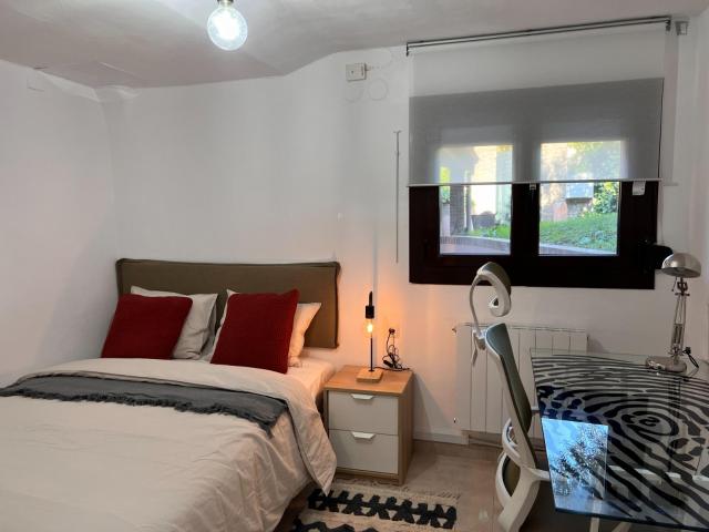 Cushy double bedroom in a coliving house with pool, in Bellaterra
