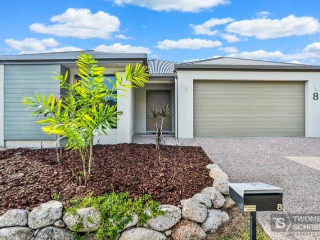 Cut Energy Bills Immaculate Solar Powered Home with private Backyard