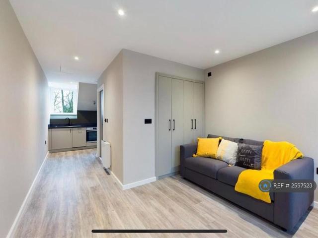 Cutbush Court, Reading, RG6 Studio to rent £1,075 pcm £248 pw