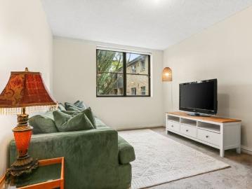 Cute and Cosy One Bedroom Apartment with Parking