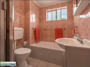 Cute & Cosy Unit with Convenient Location!