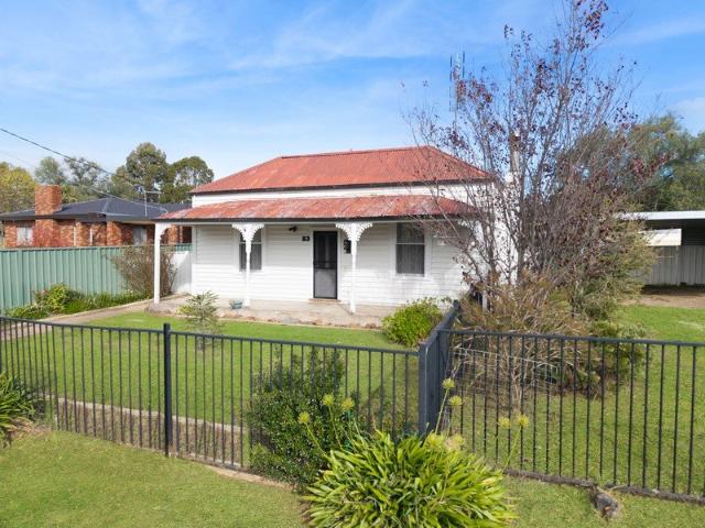 CUTE COTTAGE CLOSE TO TOWN AMENITIES