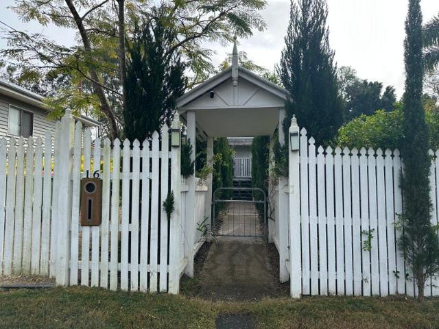 Cute cottage in Dinmore rent includes monthly garden maintenance!