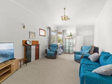 Cute Cottage in Excellent Location!