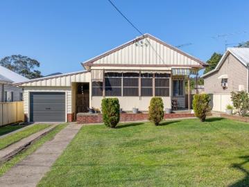 Cute Cottage in Excellent Location!