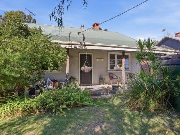 CUTE COUNTRY COTTAGE