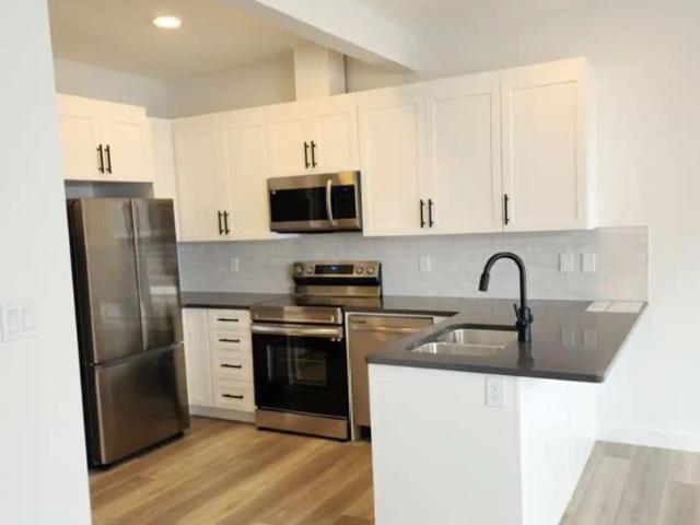 Cute & Cozy 3 Bedroom Townhouse in South Edmonton – Immediate Possession — 3 Bedrooms Townhouse