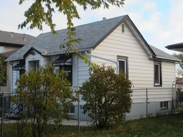 Cute, cozy, clean 2 bedroom house in Eastwood for rent!