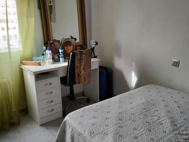 Cute double bedroom in a 3 bedroom apartment close to Biblioteca Pla Carolinas