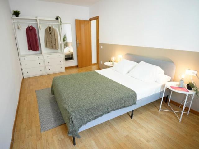 Cute double bedroom in welcoming flat close to the Port