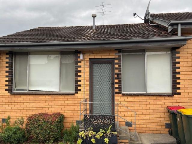 Cute, Quaint Unit Close To Town