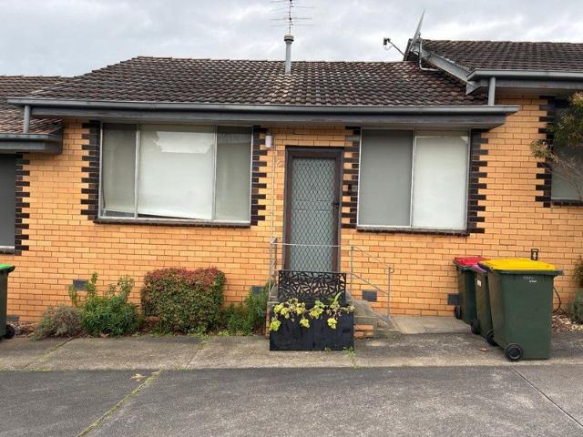 Cute, Quaint Unit Close To Town