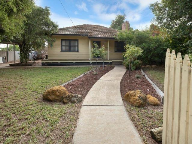 Cute, Quaint & Cosy With Easy 3 Bedroom Potential!