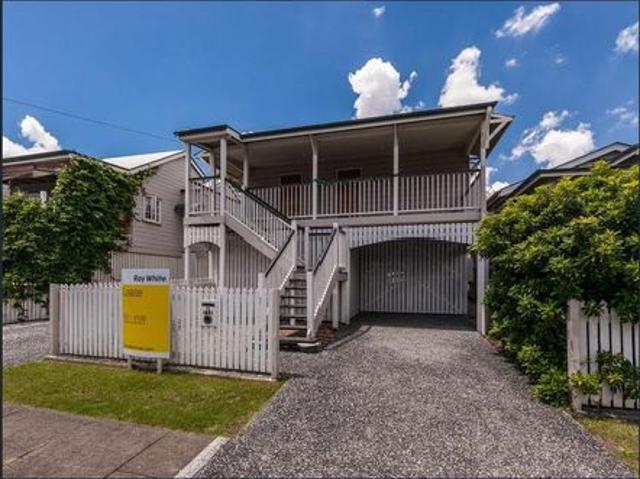 Cute Stand Alone Cottage with Front Deck