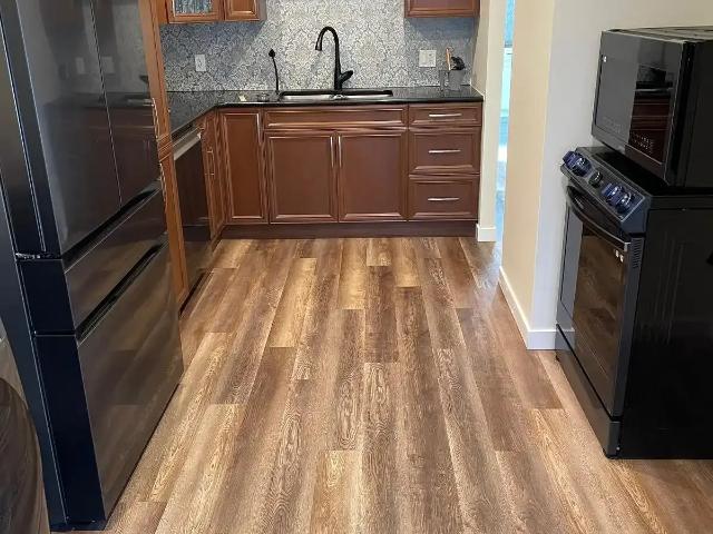 Cute SE Hill Home with detached Heated Garage — 2 Bedrooms House