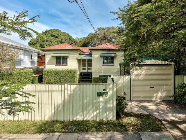 CUTE 3 BEDROOM HOME IN WAVELL HEIGHTS !