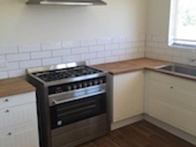 Cute 3 x1 with freestanding oven