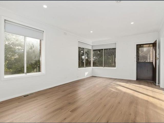 Cutest Court Location A renovated 3 BED / 2 BATH / 2 Living / FHS Zone AND Ducted Heating
