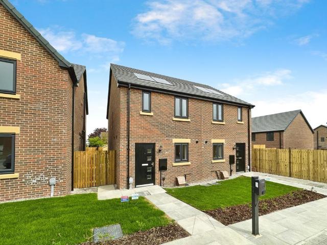 Cuthbert Court, Morley LS27 2 bed semi detached house to rent £1,195 pcm £276 pw