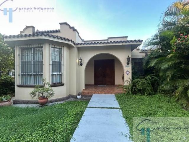 CV 478 CASA EN VENTA Ubicada en CALLE MANGO # 121 ESQ. CON CALLE NARANJO COL. ALTAVISTA, TAMPICO, TA