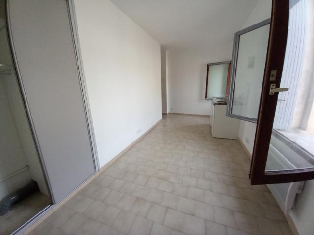 Cv, rue du Courreau, studio raffraichit à louer