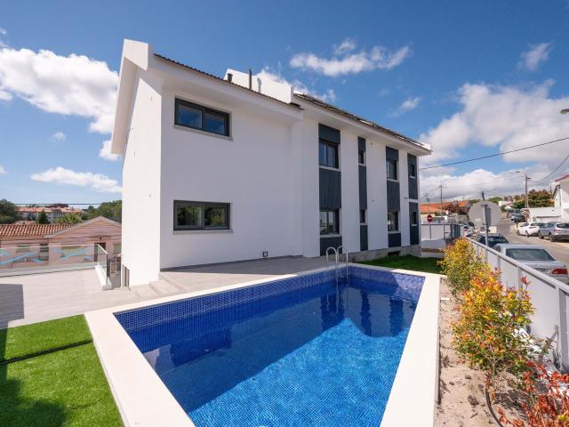Cyber Hostel, Moradia com 4 Pisos, Piscina e Jardim em Cascais