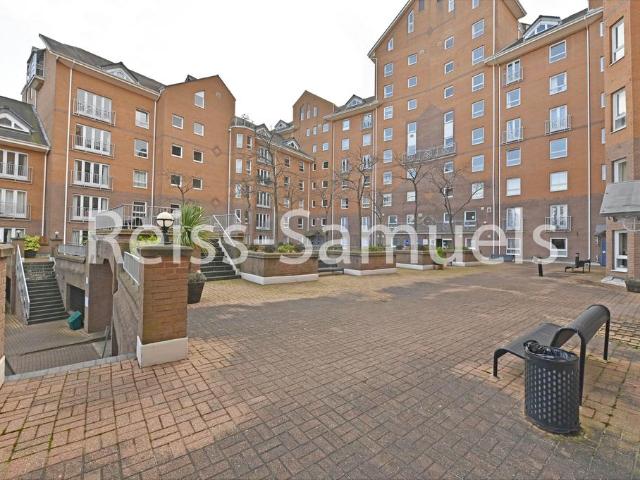 Cyclops Mews, Canary Wharf, London E14 5 bed terraced house to rent £4,117 pcm £950 pw