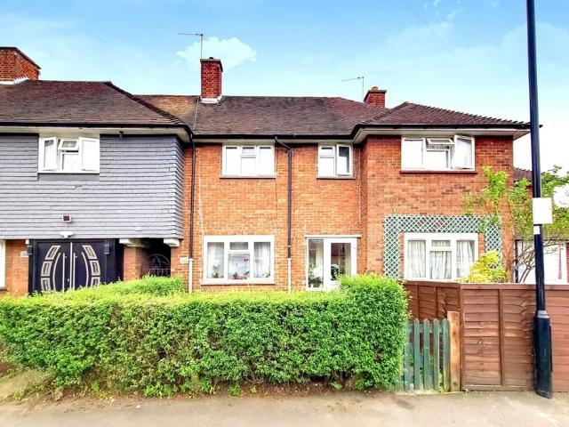 Cygnet Avenue, Feltham TW14 3 bed terraced house to rent £2,300 pcm £531 pw