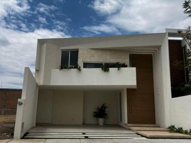 CZ Casa en venta, de 243 m² de terreno en venta, Loretta 2
