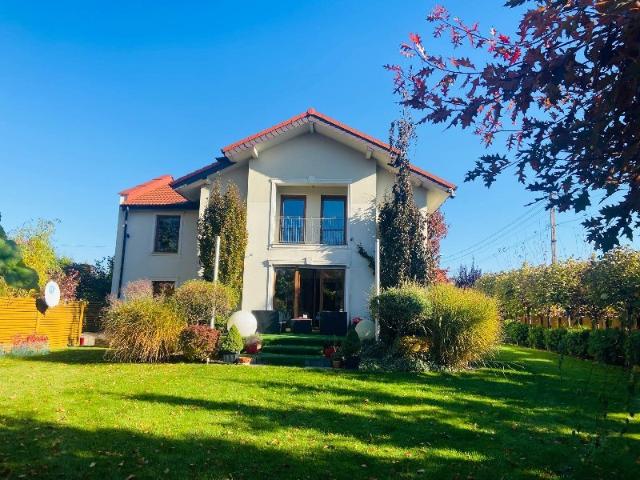 Do sprzedania przestronny dom 280 m² z ogrodem i garażem