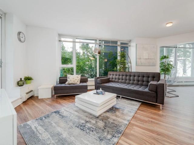 D64 689 Abbott Street — D64