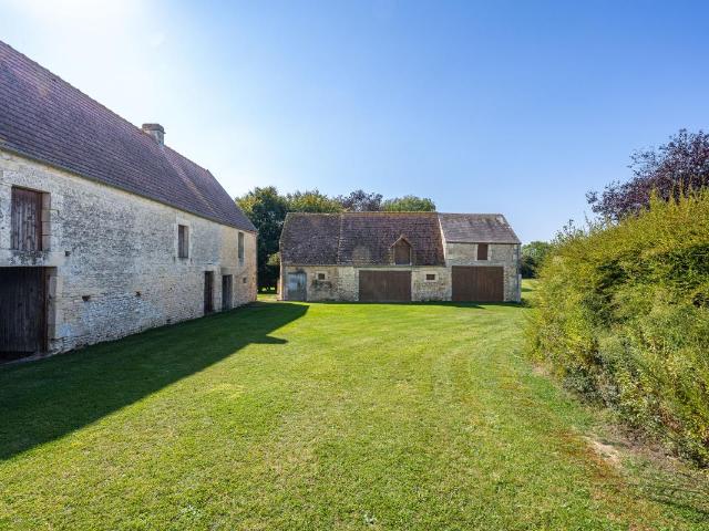 D’anciennes dépendances à aménager et leur parc paysager de 6 800 m²